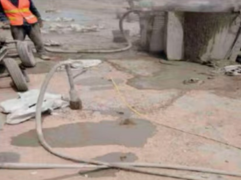 华蓥水泥混凝土路面板底注浆技术 路面脱空注浆整治方案