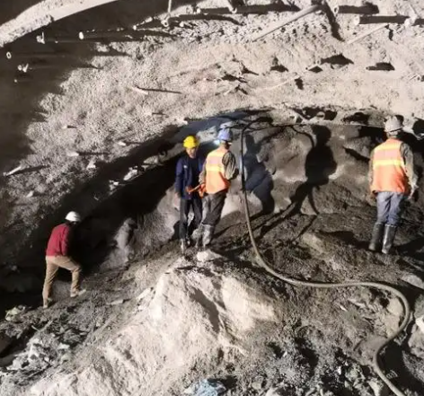 华蓥拱顶带模注浆料的施工流程及注意事项